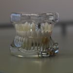 Ładne zdrowe zęby także efektowny uroczy uśmieszek to powód do zadowolenia.